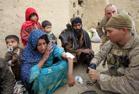 Amerití vojáci oetují zranné Afghánce